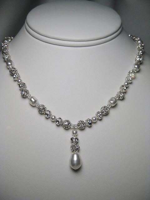 Pearl pendant necklace